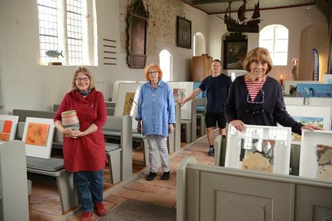 Angela Christiansen, Ingrid Maschke, Hans-Jörg Schick, Erika Amman (v. lks.) und Heiner Tonn (nicht auf dem Foto) stellen in der Hospitalkirche aus.