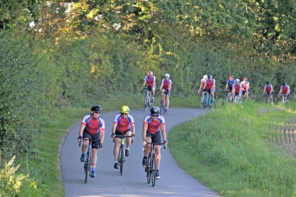Tour de Probstei zwischen Schädbek, Schönberg und Schönkirchen. Die Radsportgruppe kennt zwischen dem Barkauer Land und Lütjenburg alle schönen Ecken, die am 3. Oktober beim Almabtrieb erkundet werden sollen.