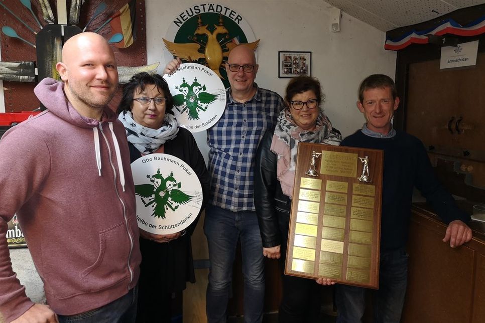 Florian Platz (Schießwart und Vertreter des Vorstands), Sabine Scholl (Ehrenscheibe Damen), Klaus Fenske (Schießwart und Vertreter Ehrenscheibe Herren), Heidi Fenske (bestes Ergebnis mit 103,6 Ringen), Marco Doose (Vertreter der Herren) (v. lks.).