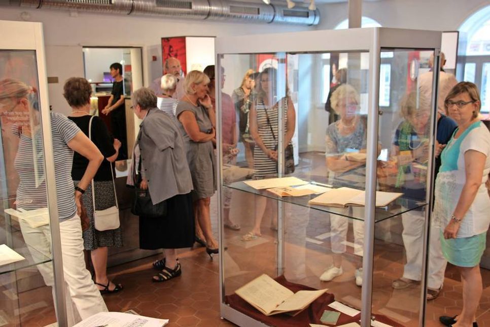 Trotz der sommerlichen Temperaturen besuchten zahlreiche Interessierte die Vernissage.
