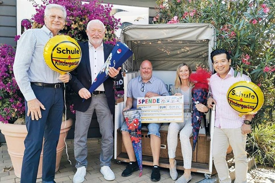 Ralf Casagrande (li.) und Tung Truong (re.) übergeben die Spende in Höhe von 10.011,81 Euro an die Schulleiter Peter Schultalbers (2.v.li.) und Stephan Wiese sowie an die Pönitzer Grundschulkoordinatorin Bettina Zöllner.