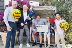 Ralf Casagrande (li.) und Tung Truong (re.) übergeben die Spende in Höhe von 10.011,81 Euro an die Schulleiter Peter Schultalbers (2.v.li.) und Stephan Wiese sowie an die Pönitzer Grundschulkoordinatorin Bettina Zöllner.