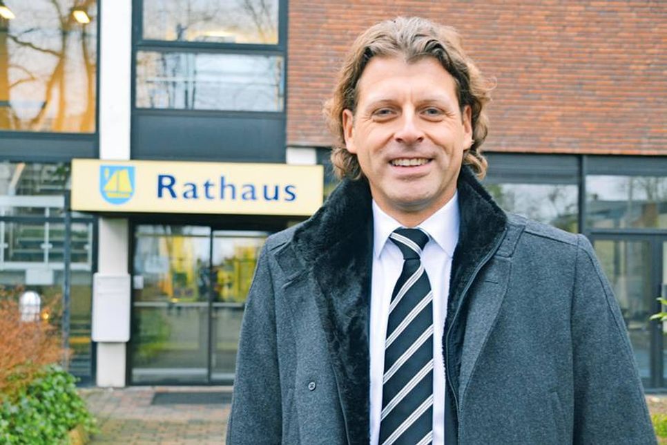 Bürgermeister-Kandidat Robert Wagner (40) aus Aachen (Nordrhein-Westfalen) vor dem Rathaus in Timmendorfer Strand. Hier möchte er am 1. Juli 2018 sein Amt als Bürgermeister antreten. (Foto: René Kleinschmidt)