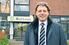 Bürgermeister-Kandidat Robert Wagner (40) aus Aachen (Nordrhein-Westfalen) vor dem Rathaus in Timmendorfer Strand. Hier möchte er am 1. Juli 2018 sein Amt als Bürgermeister antreten. (Foto: René Kleinschmidt)