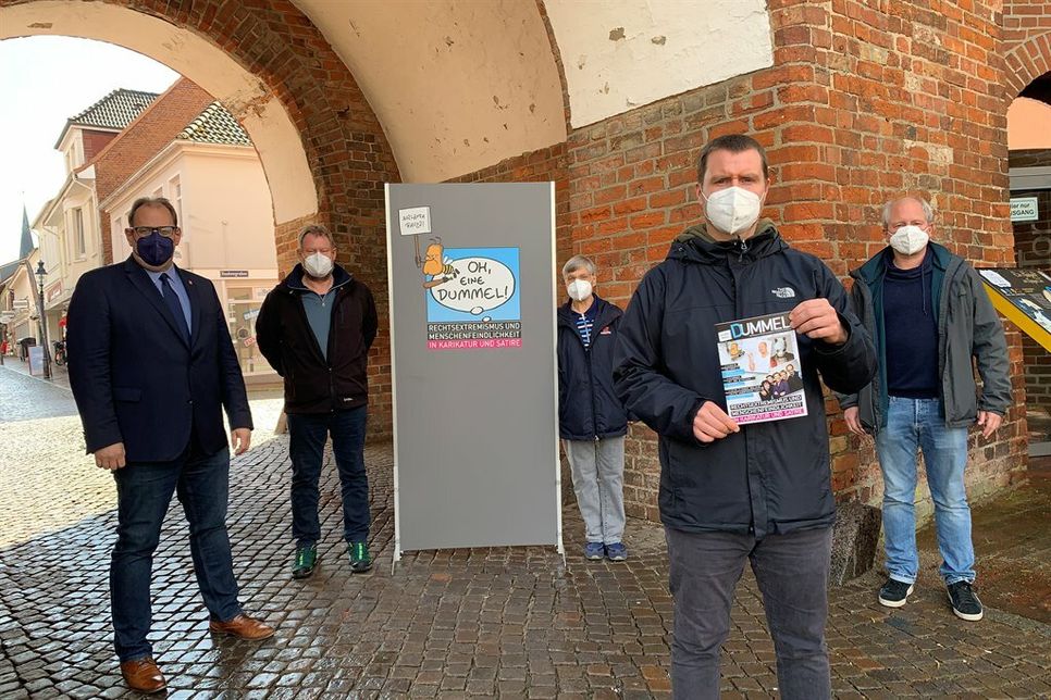Bürgermeister Mirko Spieckermann, Heiko Nellies (zeiTTor), Kirsten Friedrich und Danny Seidel (beide Koordinierungs- und Fachstelle) sowie der Fachberater Kulturelle Bildung des Kreises Ostholstein und KJN-Vorsitzende Mano Salokat (v. lks.)