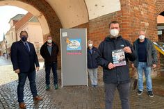 Bürgermeister Mirko Spieckermann, Heiko Nellies (zeiTTor), Kirsten Friedrich und Danny Seidel (beide Koordinierungs- und Fachstelle) sowie der Fachberater Kulturelle Bildung des Kreises Ostholstein und KJN-Vorsitzende Mano Salokat (v. lks.)