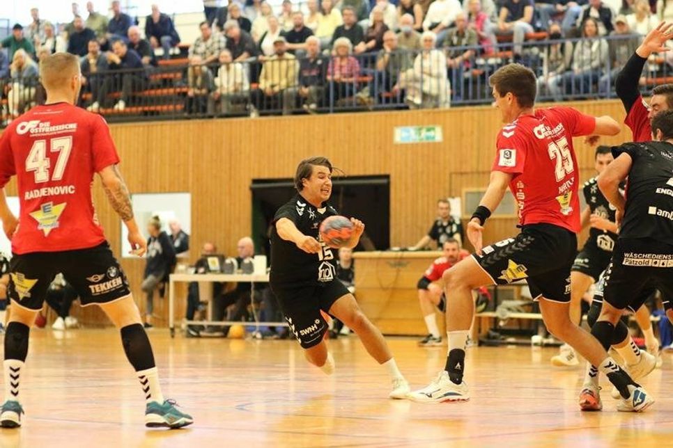 Alexander Mendle sorgte für Torgefahr aus dem Rückraum. (Foto: Frank Barthel).