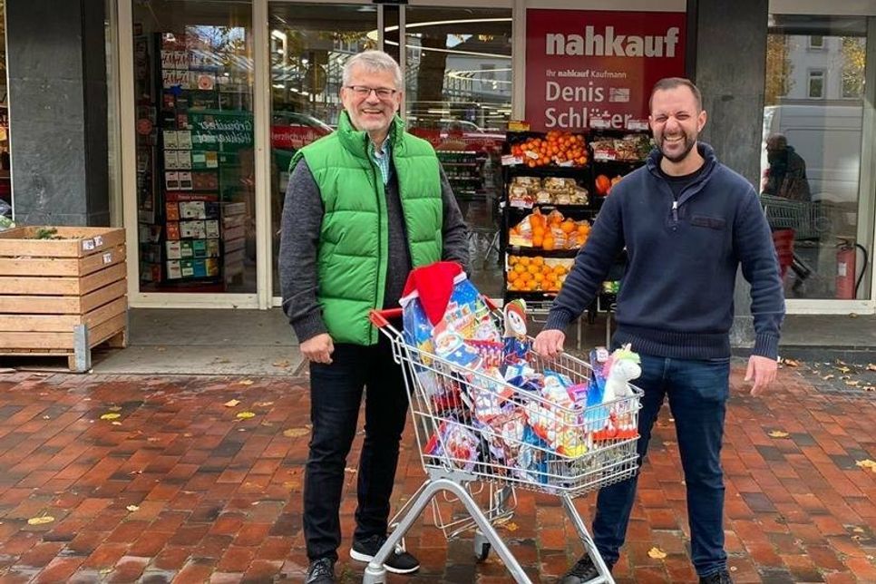 Jürgen Mohr (lks.) bedankt sich bei der Übergabe bei Denis Schlüter für die „süße“ Sachspende und freut sich auf die leuchtenden Kinderaugen am Kremper Tor.