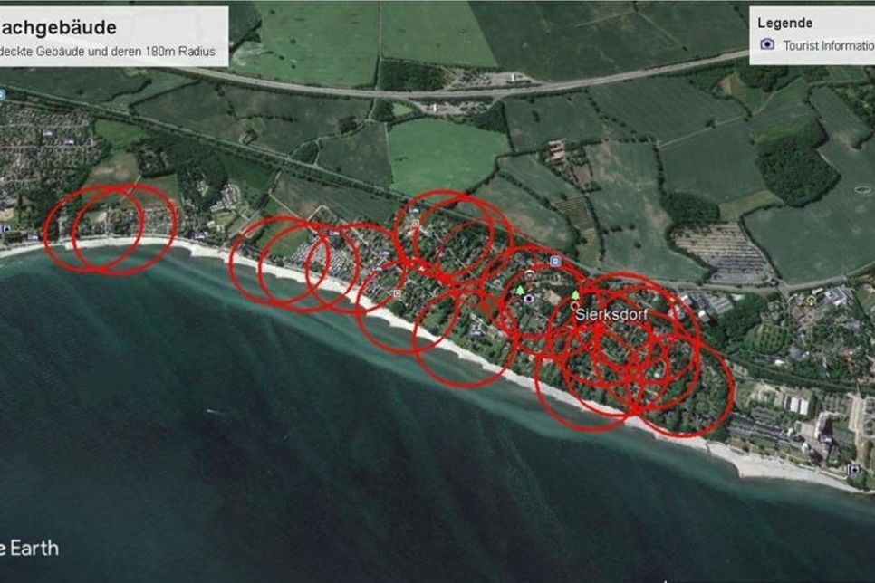 Fast ausnahmslos besteht jedes Jahr zu Silvester in Sierksdorf Brandgefahr. Die Grafik zeigt die reetgedeckten Häuser und deren Radius von 180 Metern. Foto: Google Earth.