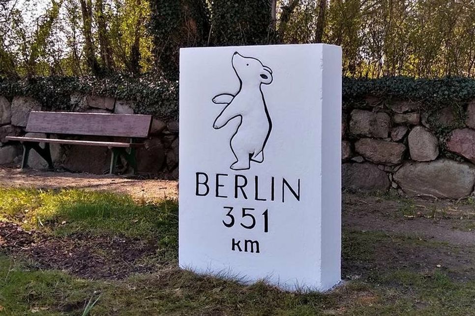 Der „Berliner Meilenstein“ in Lensahn mit neuem Gewand.