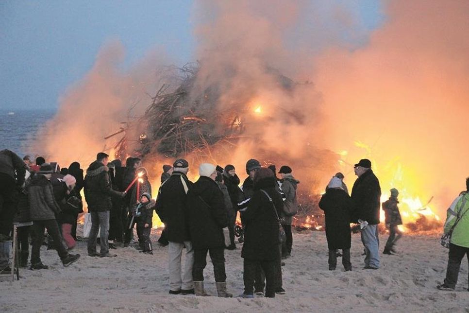 Strandfeuer (Biikebrennen).