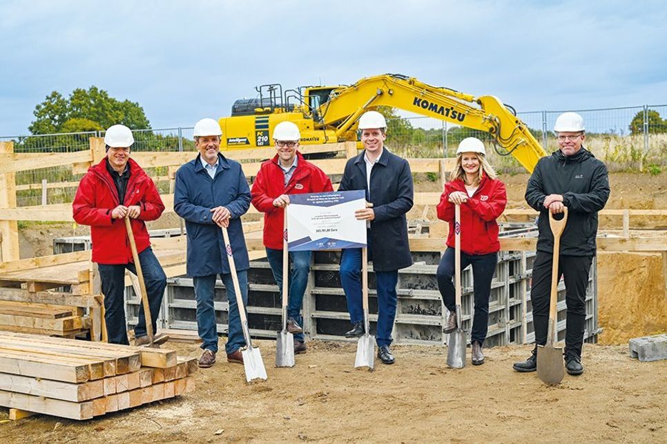 Übergabe des Förderbescheids (v.l.): Torben Scheuch (Mitarbeiter und am Projekt beteilig,t ZVO Energie GmbH), Thomas Keller (Bürgermeister Ratekau), Jost Glüsing (ZVO Energie GmbH – Projektleiter und Zitatgeber), Frederike Muhs (ZVO Energie GmbH, Leiterin Vertrieb und Marketing), Frank Spreckels (Verbandsvorsteher ZVO).
