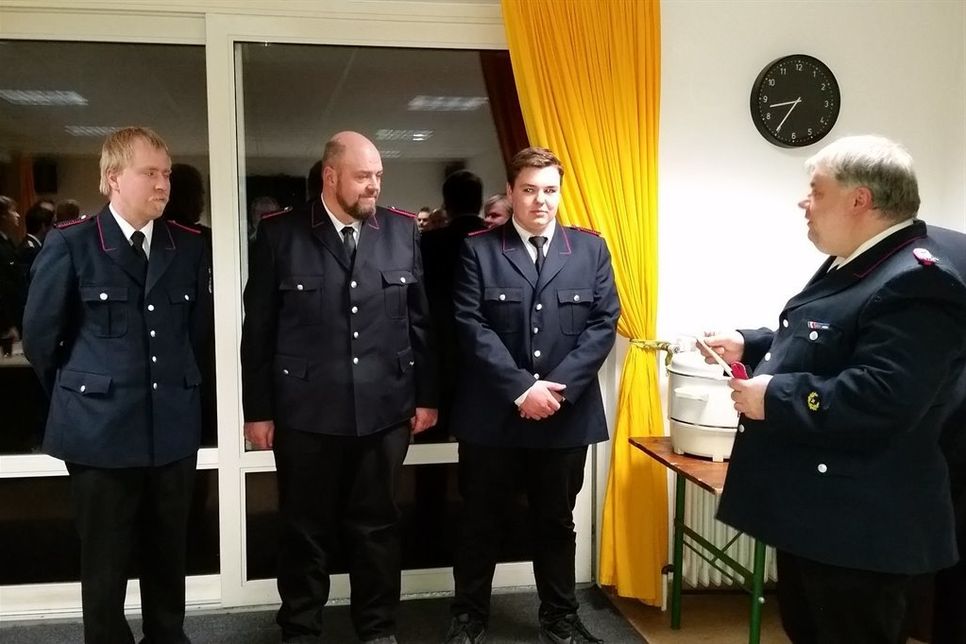 Beförderung und Verpflichtung der neuen Mitglieder durch den Gemeindewehrführer von links: Mark Sell (FM), Jan Dierk Timm (FM), Paul Venohr (FM) und Marco Schreier (Gemeindewehrführer Altenkrempe).