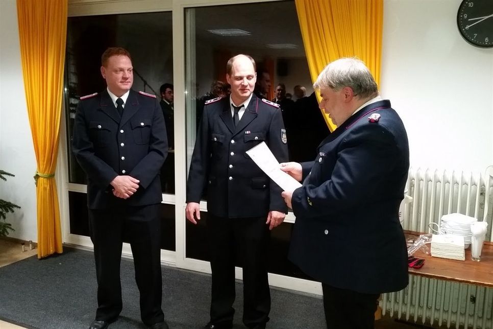 Beförderung von Matthias Neukampf (Mitte) zum Hauptfeuerwehrmann 3 Sterne, Ortswehrführer BM Sascha Lademann (lks.) und Gemeindewehrführer Altenkrempe HBM Marco Schreier (re.).