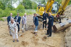 Nahmen gemeinsam den ersten Spatenstich vor: die Architekten Torben Suhr (v.l.) und Wolfgang Bruch, Ratekaus Bürgervorsteherin Gaby Spiller, Dorfvorsteher Christian Krogmann, Bürgermeister Thomas Keller, Gemeindewehrführer Christian Ziemann und Ortswehführer Fabian Fuhrmann.