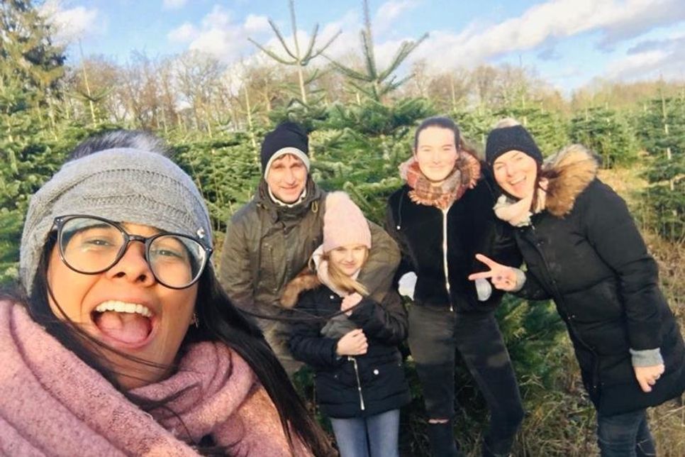 Hadys (lks.) half beim Aussuchen des Weihnachtsbaums ihrer Gastfamilie Jöllenbeck.