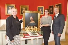 V. r.: Die stellvertretende Leiterin der Fielmannfiliale in Plön Jana Burchert, und Friedrich Carl Grögers Nachfahre Dr. Martin Sonnabend überreichten vergangene Woche das Gröger-Porträt „Johanna Alderath“ an Museumsleiterin Julia Meyer.