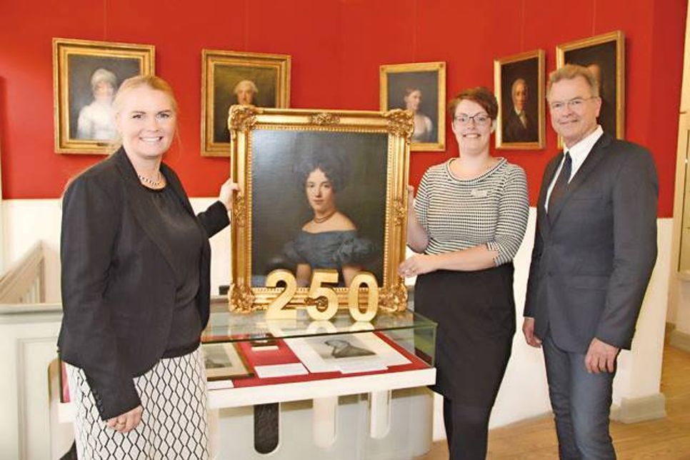 V. r.: Die stellvertretende Leiterin der Fielmannfiliale in Plön Jana Burchert, und Friedrich Carl Grögers Nachfahre Dr. Martin Sonnabend überreichten vergangene Woche das Gröger-Porträt „Johanna Alderath“ an Museumsleiterin Julia Meyer.