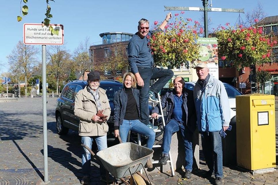 Das „Blumenampel-Team“ des Gemeinnützigen Bürgervereins Bad Schwartau hat sich wieder mächtig ins Zeug gelegt und im Stadtgebiet die Pflanzen abgenommen.