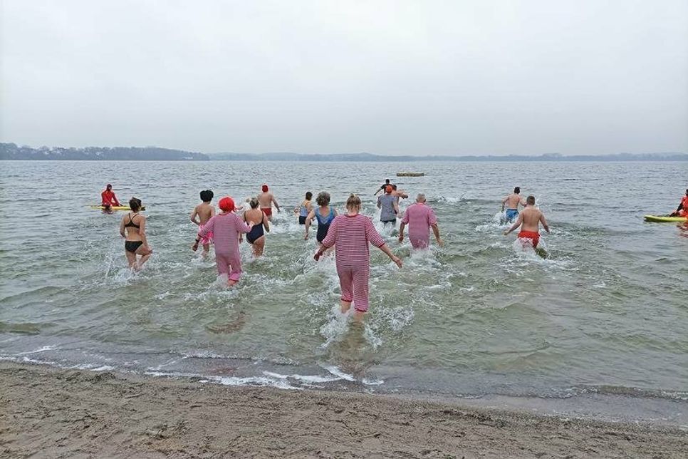 Im vergangenen Januar gab es bereits einige Mutige, die sich in die kalten Fluten stürzten.