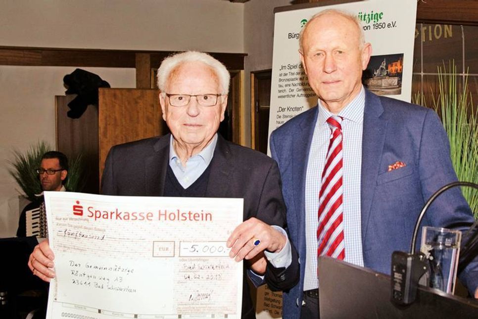 Rolf Jankowsky (l.) übergab einen Scheck über 5.000 Euro für ein Projekt des Bürgervereins an Klaus Nentwig.