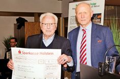 Rolf Jankowsky (l.) übergab einen Scheck über 5.000 Euro für ein Projekt des Bürgervereins an Klaus Nentwig.