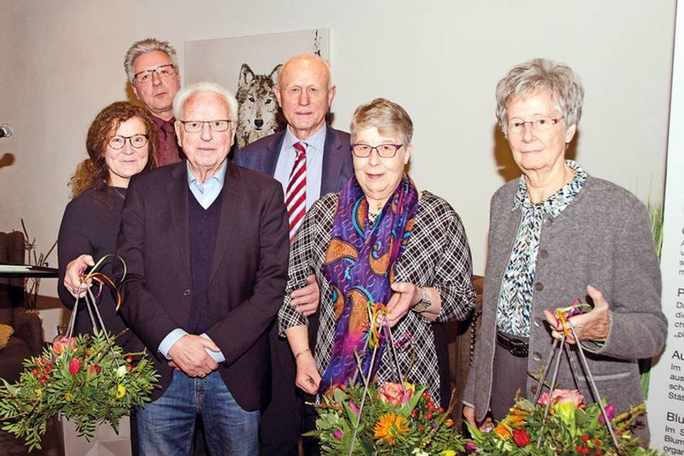 Spender und Organisatoren freuten sich über Blumen für die Damen: Claudia Winter (v.l.), Thomas Frank, Rolf Jankowsky, Klaus Nentwig, Heike Köster und Gerlinde Matz.