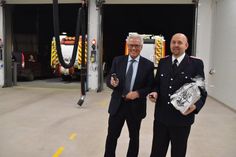 Mit Knopfdruck auf die Fernbedienungen öffnen sich die Rolltore im neuen Anbau des Feuerwehrgerätehauses: Ortswehrführer Sven Reimers und Bürgermeister Volker Owerien probieren es zur offiziellen Einweihung aus. (Fotos: René Kleinschmidt)