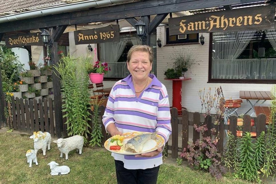 „Makrele sauer“ ist gerade der Renner in der Dorfschänke. Die köstliche Küche und den herzlichen Service von Konny Ahrens kann man zurzeit am besten auf der überdachten Terrasse genießen.