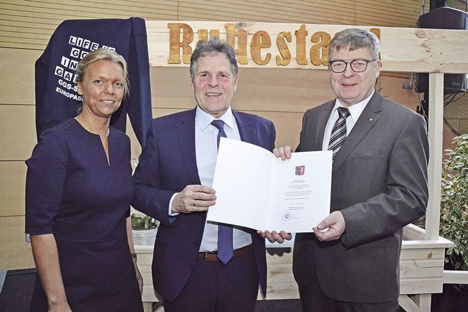 Schulrat Manfred Meyer (mit der Urkunde des Ministeriums) mit Hans-Georg Rath (Mitte) und Konrektorin Esther Passig. (Foto: René Kleinschmidt)