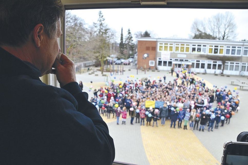 Der abschließende Flashmob der Schüler rührte Hans-Georg Rath zu Tränen. (Foto: René Kleinschmidt)