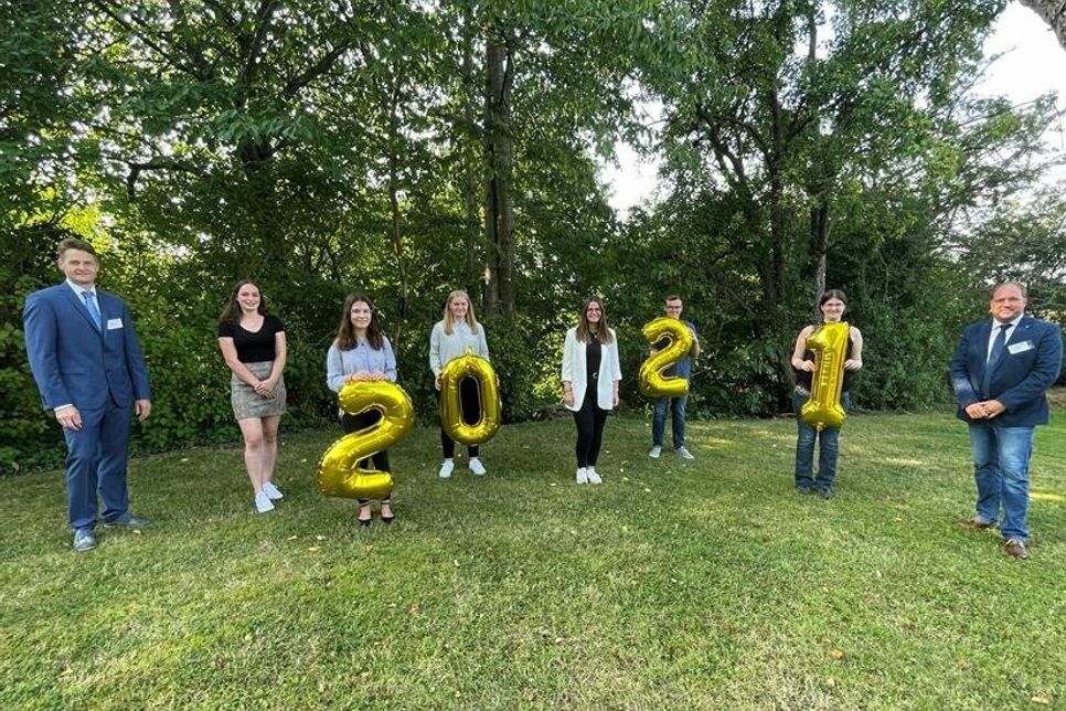 Behördenleiter Dirk Thomsen, die Steueranwärter*innnen Liv Marie Koch, Lotte Piegenschke, Nina Wietstock, May-Britt Borchert, Luca Genz, Christine Hörmann sowie der Sachgebietsleiter für die Ausbildung Timo Gaarz (v. lks.).