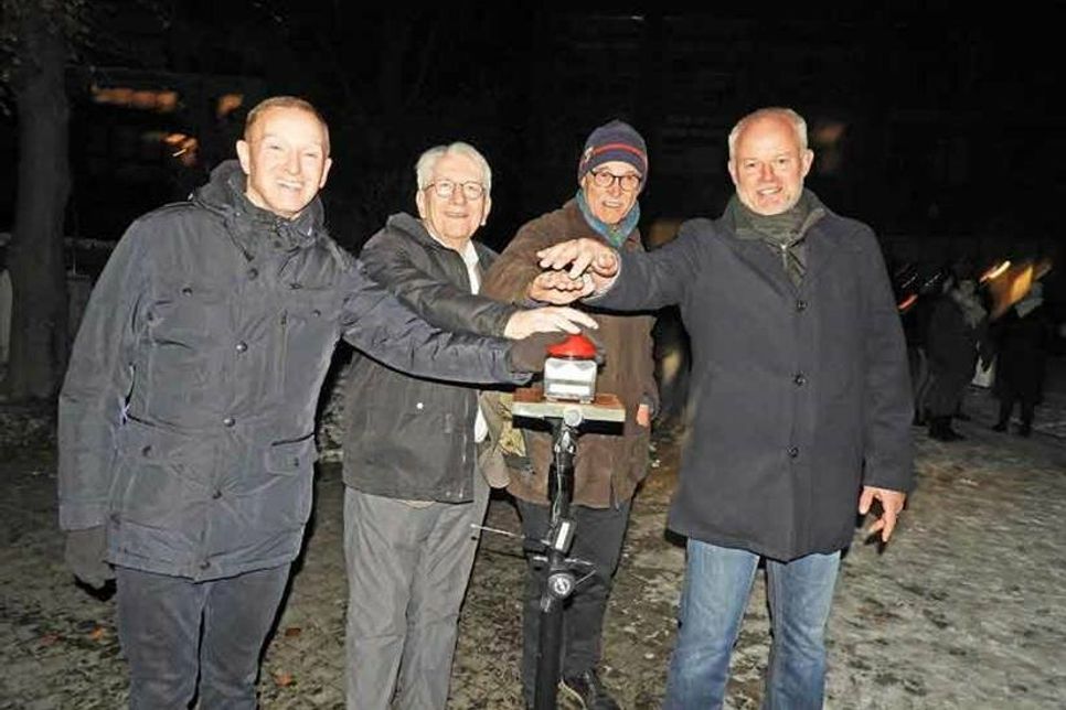 Drückten gemeinsam auf den magischen Button: Michael Keller, Bürgervorsteher Dieter Holst, Hans-Wilhelm Hagen (WVE) und Sascha Clasen als stellvertretender Bürgermeister.