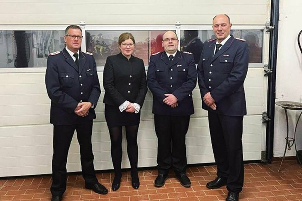Die Freiwillige Feuerwehr Dissau hat eine neue Führung (v.l.): Sven Bender, Stellvertretender Wehrführer, Bürgermeisterin Julia Samtleben, der frische gewählte „Neue“ Toni Boddin und der scheidende Wehrführer Hans-Werner Manske.