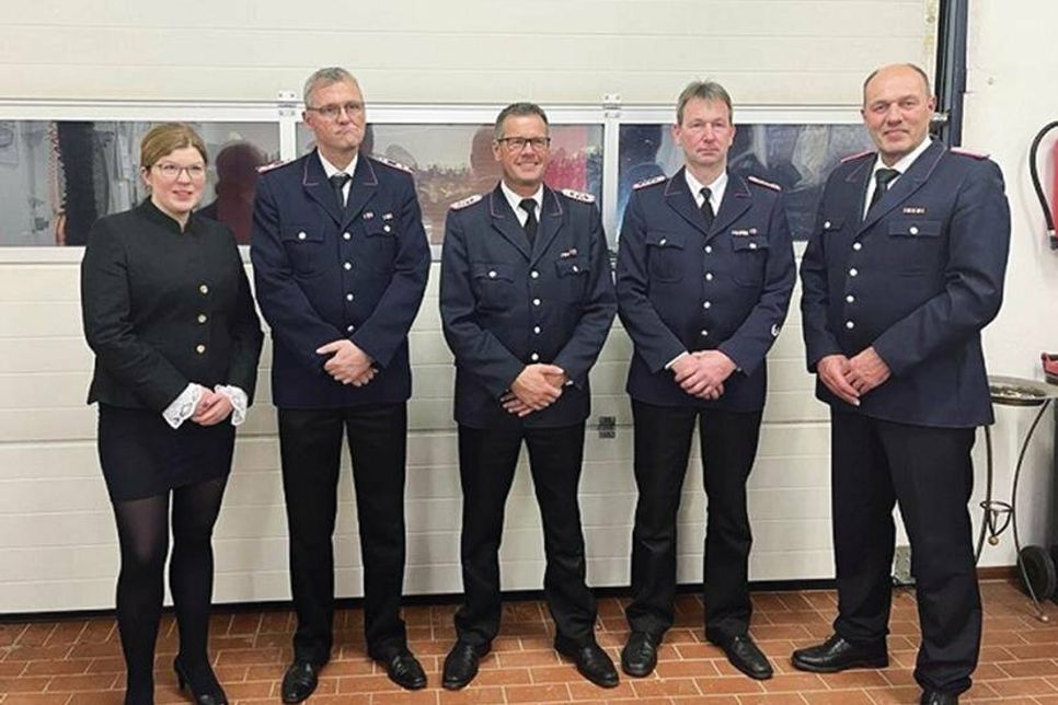 Bürgermeisterin Julia Samtleben und Hans-Werner Manske mit den Gehrten (v.l.): Jörg Meyer, Sven Bender und Kai Giebelstein.