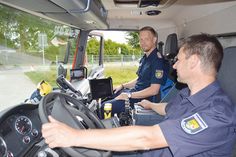Ratekaus Ortswehrführer Marc Papendorf (vorn) schaut auf den kleinen Bildschirm, der sich vorne rechts im Cockpit befindet, während Christian Ziemann die Funktionsweise des Abbiegeassistenten erklärt.