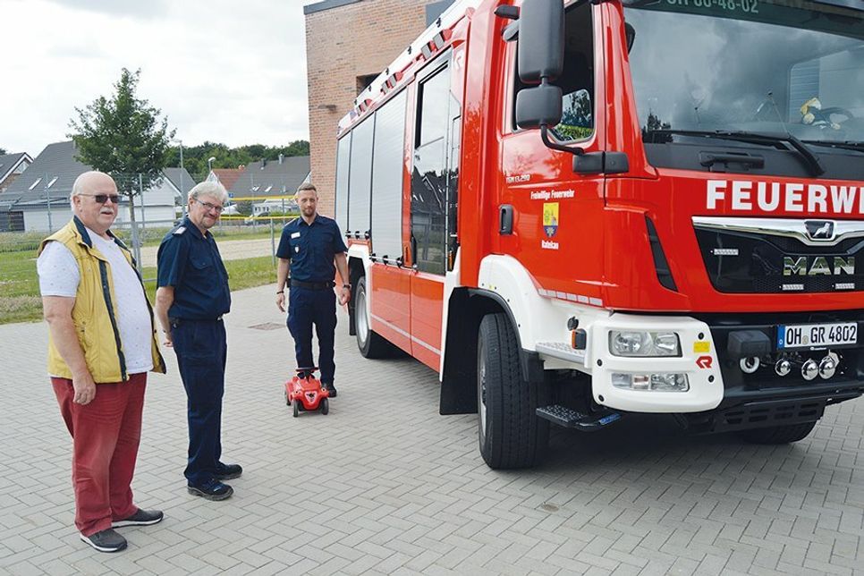 Ratekaus stellvertretender Bürgermeister Heinz-Klaus Drews (l.) und Gerätewart Sven Becker beobachten Gemeindewehrführer Christian Ziemann, der ein Bobby Car im „Toten Winkel“ platziert.