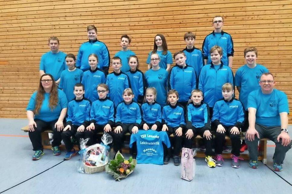 Lensahn. Die Leichtathleten des TSV Lensahn freuen sich über neue Trainingsanzüge und T-Shirts und bedankten sich dafür bei der Firma Haustec/Familie Jöhnk mit einem Präsentkorb und Blumen. Die Sparte freut sich, damit zum Saisonbeginn im schicken Outfit gemeinschaftlich auftreten zu können. (red)