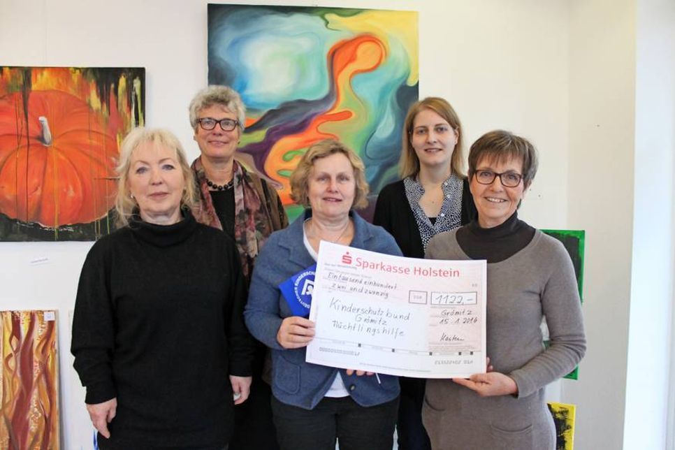 Gabriele Kasten (re.) und Cornelia Scheefeld (lks.) übergaben den Scheck an Mechtild Piechulla (Mi.), Christine Crohn und Julia Kocks (hi. v. lks.) vom DKSB. Weitere 20 Euro einer „Last-Minute“-Spende gingen nach dem Ausstellen des Schecks ein.