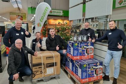 Heiko Haase (lks.) dankt Holger Werner (2. v. re.) und seinem Team für die Unterstützung der Ukraine Hilfe im Namen aller Spender aus Neustadt und Umgebung.
