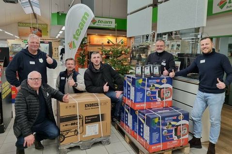 Heiko Haase (lks.) dankt Holger Werner (2. v. re.) und seinem Team für die Unterstützung der Ukraine Hilfe im Namen aller Spender aus Neustadt und Umgebung.