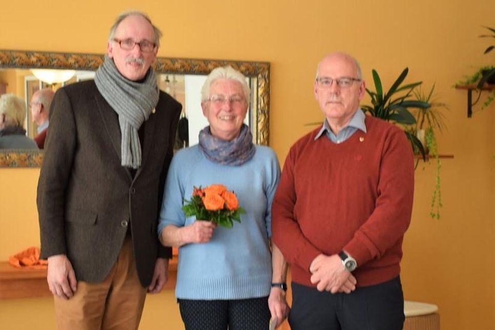 Siedlerfreundin Ute Knüppelholz wurde durch den Kreisvorsitzenden Bernd Heuer (lks.) sowie durch den Gemeinschaftsleiter Egon Schönhoff (re.) für ihre 50-jährige Mitgliedschaft im Verband geehrt.