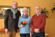 Siedlerfreundin Ute Knüppelholz wurde durch den Kreisvorsitzenden Bernd Heuer (lks.) sowie durch den Gemeinschaftsleiter Egon Schönhoff (re.) für ihre 50-jährige Mitgliedschaft im Verband geehrt.