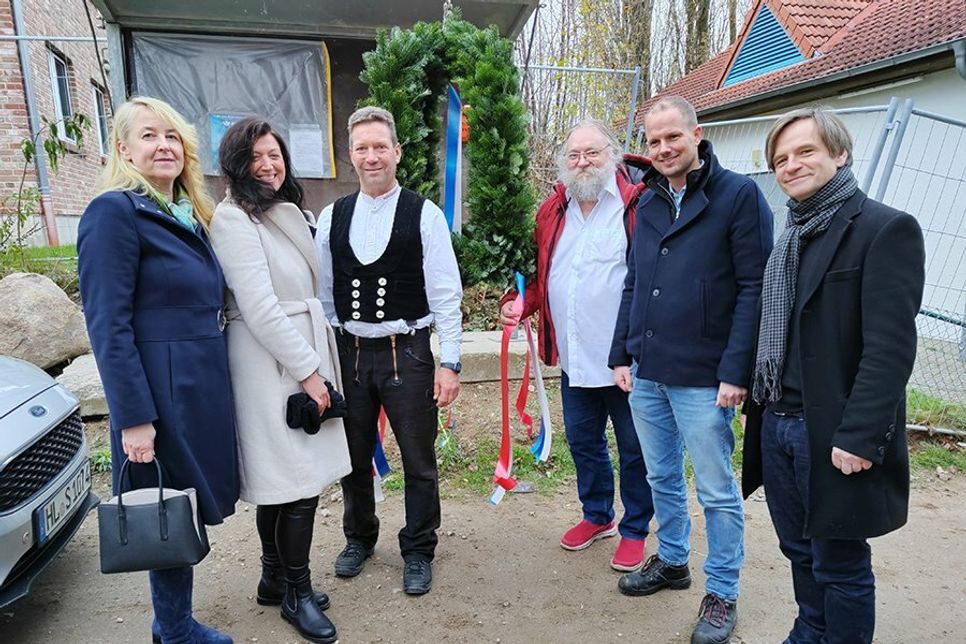 Bürgervorsteherin Renate Sonntag (von links), Bürgermeisterin Bettina Schäfer, Zimmerermeister Carsten Groth, Jürgen Brede (Sozialausschussvorsitzender) sowie die Architekten Nils Dethlefs und Thomas Claussen vor dem Richtkranz.