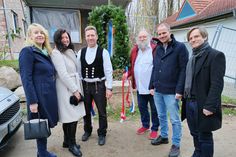 Bürgervorsteherin Renate Sonntag (von links), Bürgermeisterin Bettina Schäfer, Zimmerermeister Carsten Groth, Jürgen Brede (Sozialausschussvorsitzender) sowie die Architekten Nils Dethlefs und Thomas Claussen vor dem Richtkranz.