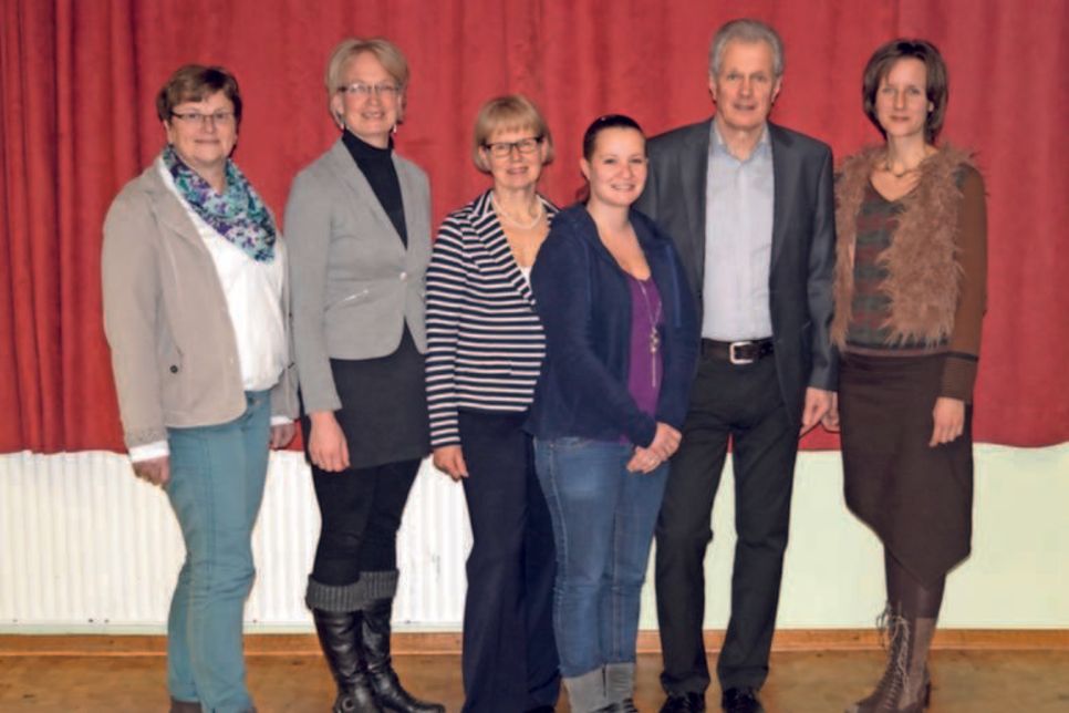 Der alte und neue Gesamtvorstand des Neustädter Tanz-Clubs mit 1. Beisitzerin Heidelore Schütt, Kassenwartin Katja Schönberg, 1. Vorsitzende Harriet Fuy, ADTV-Tanzlehrerin Jeannine Krohn, Schriftführer Manfred Fuy und 2. Beisitzerin Dr. Heike Wünnenberg (v. lks.).