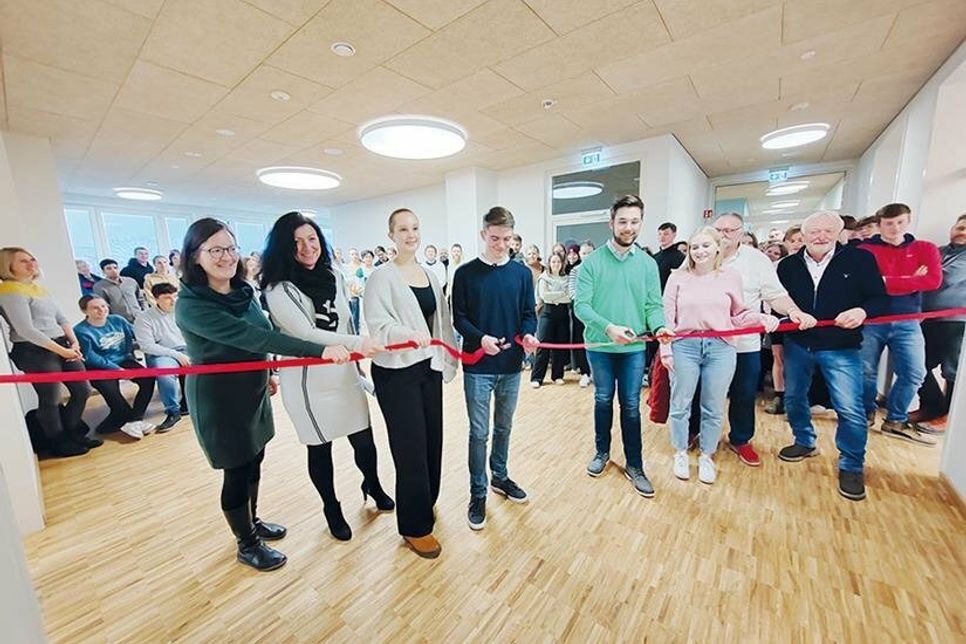 Feierliche Einweihung des neuen C-Traktes in der Pönitzer Schule (v.li.): Oberstufenkoordinatorin Elisabeth Dauzenroth, Bürgermeisterin Bettina Schäfer, die Schülervertreter Lilly Maaßen, Niklas Jantzen, Lasse Bruckhoff und Lisa Brüggemann sowie Sozialausschuss-Vorsitzender Jürgen Brede und Schulleiter Peter Schultalbers beim Durchschneiden des roten Bandes.