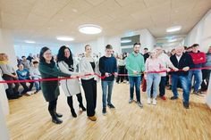 Feierliche Einweihung des neuen C-Traktes in der Pönitzer Schule (v.li.): Oberstufenkoordinatorin Elisabeth Dauzenroth, Bürgermeisterin Bettina Schäfer, die Schülervertreter Lilly Maaßen, Niklas Jantzen, Lasse Bruckhoff und Lisa Brüggemann sowie Sozialausschuss-Vorsitzender Jürgen Brede und Schulleiter Peter Schultalbers beim Durchschneiden des roten Bandes.