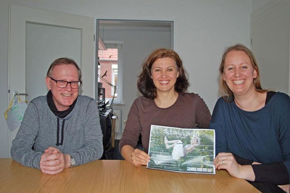 Julia Vohl, Yvonne Deerberg und Thomas Müller (von rechts) werben für den Workshop „Schwungkraft“.
