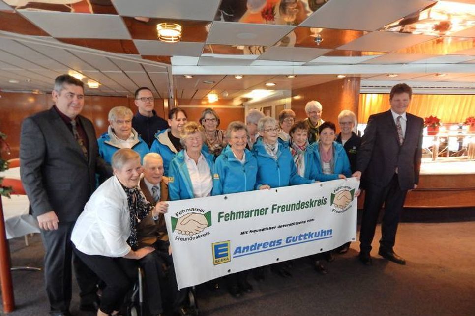 Das Team des Fehmarner Freundeskreises präsentierte das neue Banner für den Stand